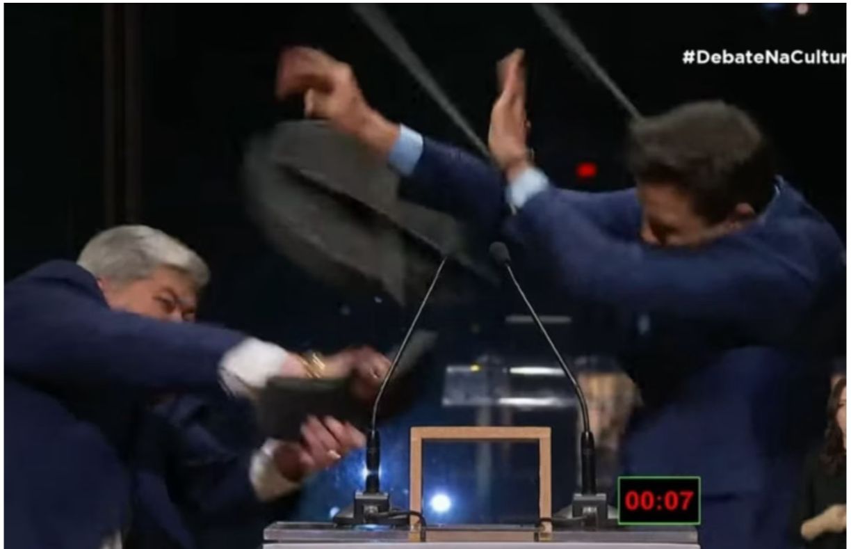 VÍDEO: Datena agride Pablo Marçal com cadeirada durante debate em São Paulo