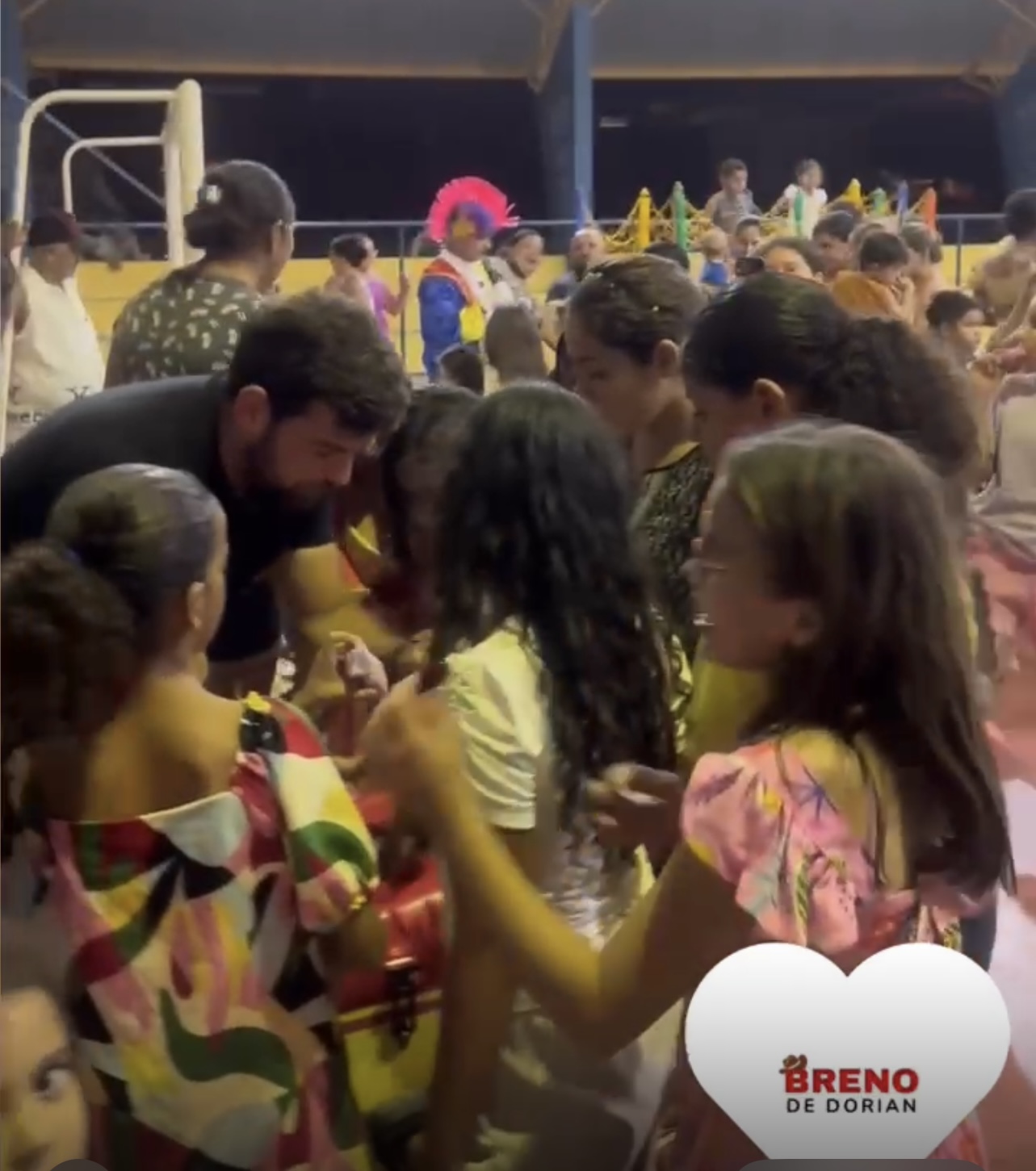 VereadorBruno de Dorian, juntamente com seu irmão Breno, participam de Festa em alusão a comemoração do Dia das Crianças no Ginásio da Escola Cecília Meireles! 