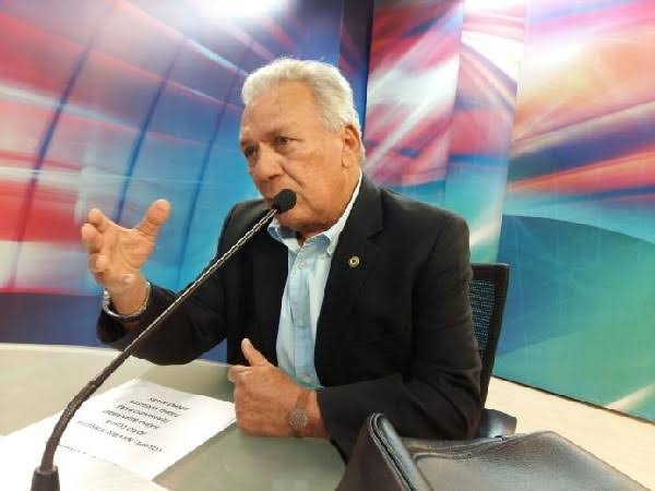 Prefeito de Cajazeiras anuncia exoneração de comissionados e planos para futuro político